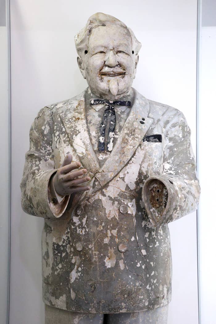 カーネルサンダースの彫像が立っている。