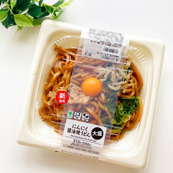 FamilyMart(ファミリーマート)の新商品「大盛 にんにく醤油焼うどん」