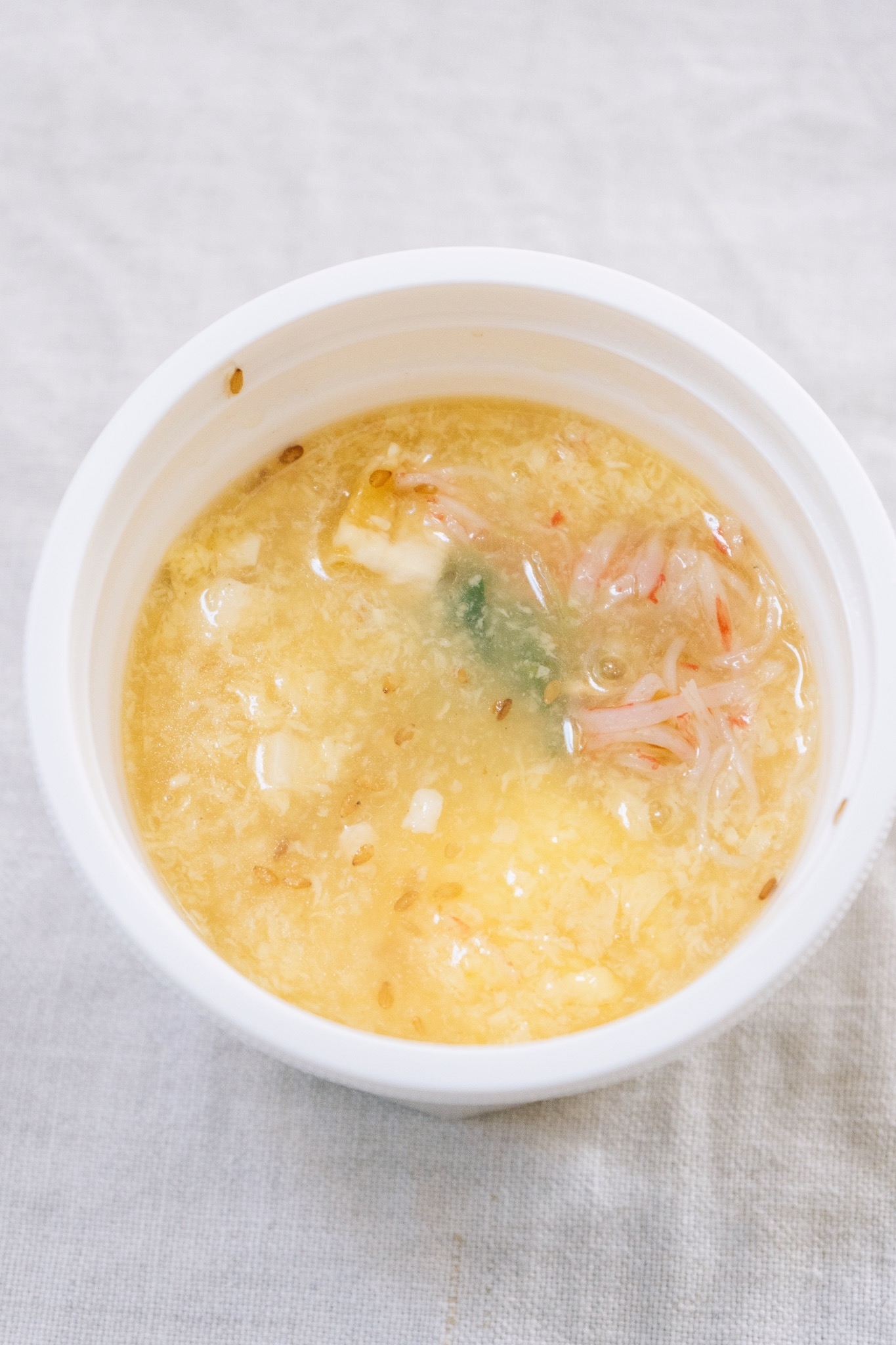 セブン-イレブンのおすすめグルメ「ふわふわ玉子と豆腐の中華あんかけスープ」