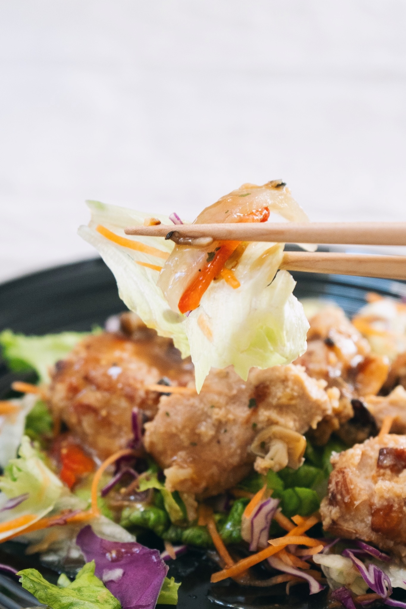 セブン-イレブンのおすすめサラダ「米糀チキンとキノコマリネのサラダ」