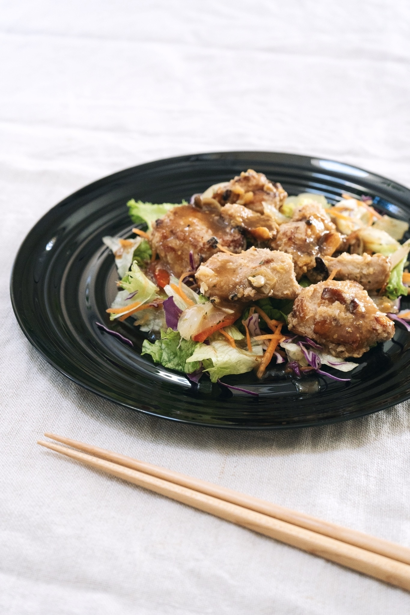 セブン-イレブンのおすすめサラダ「米糀チキンとキノコマリネのサラダ」