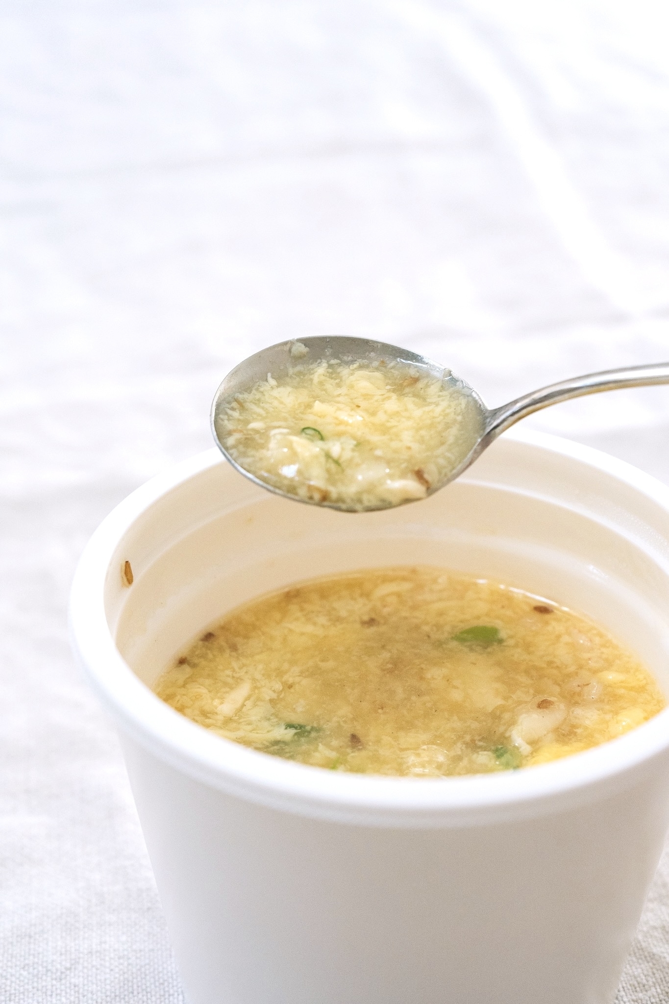 セブン-イレブンのおすすめグルメ「ふわふわ玉子と豆腐の中華あんかけスープ」