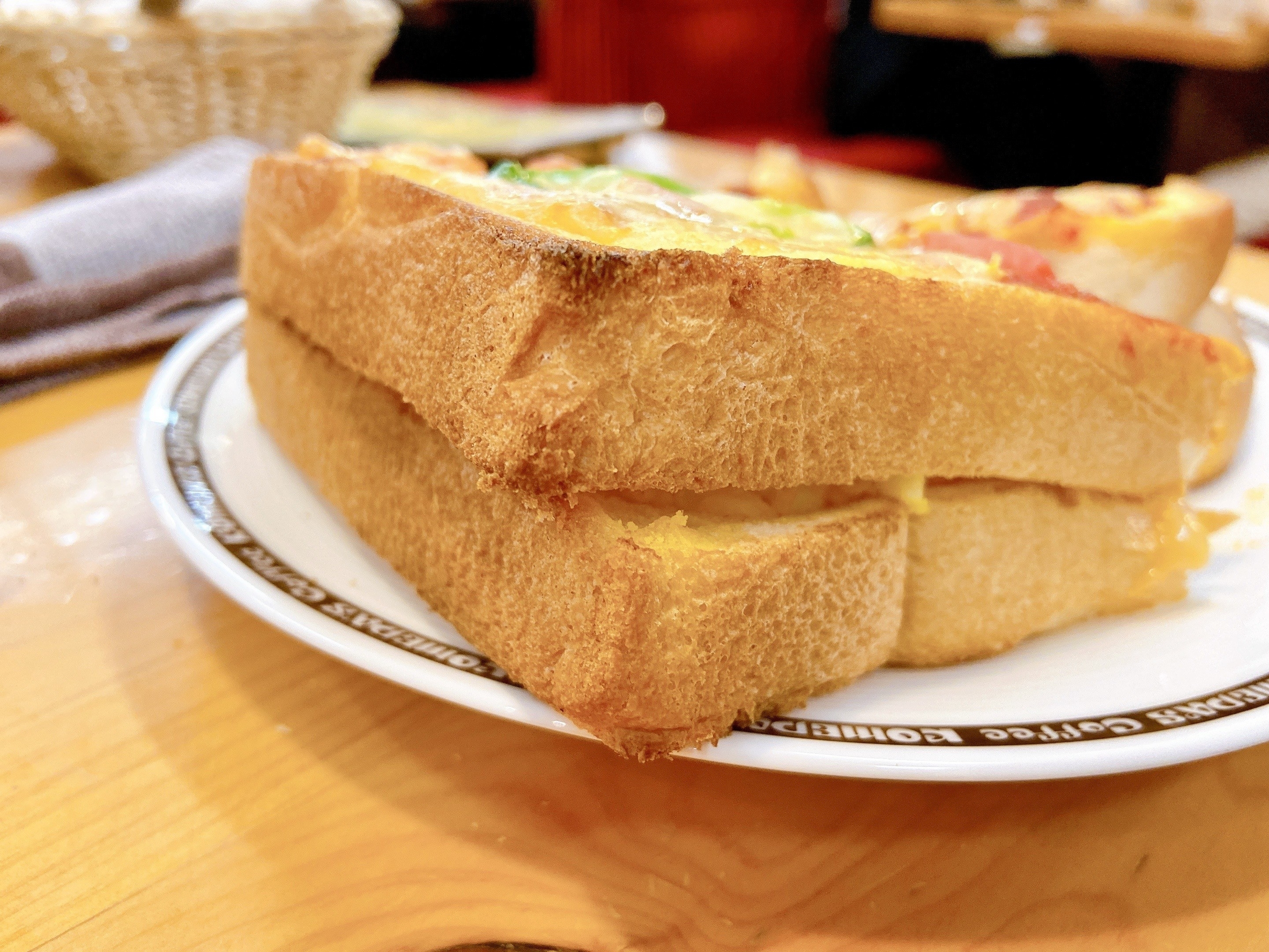 コメダ珈琲のおすすめメニュー「たっぷりたまごのピザトースト」