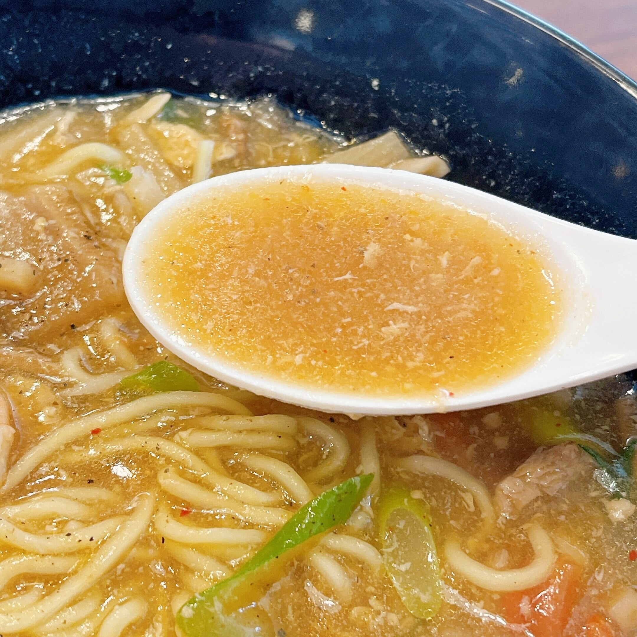 ガストのオススメのメニュー「黒酢香る海老酸辣湯麺」