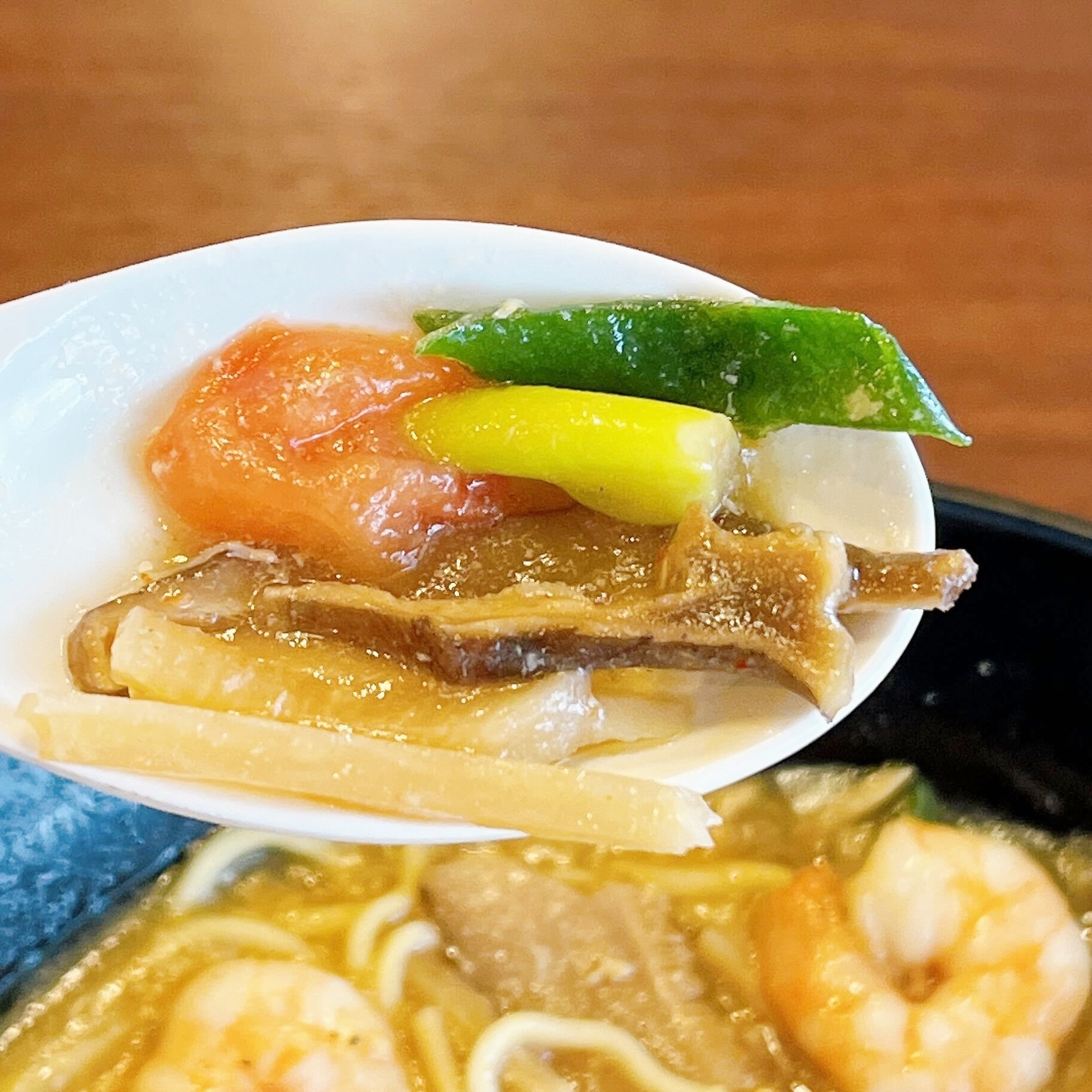 ガストのオススメのメニュー「黒酢香る海老酸辣湯麺」