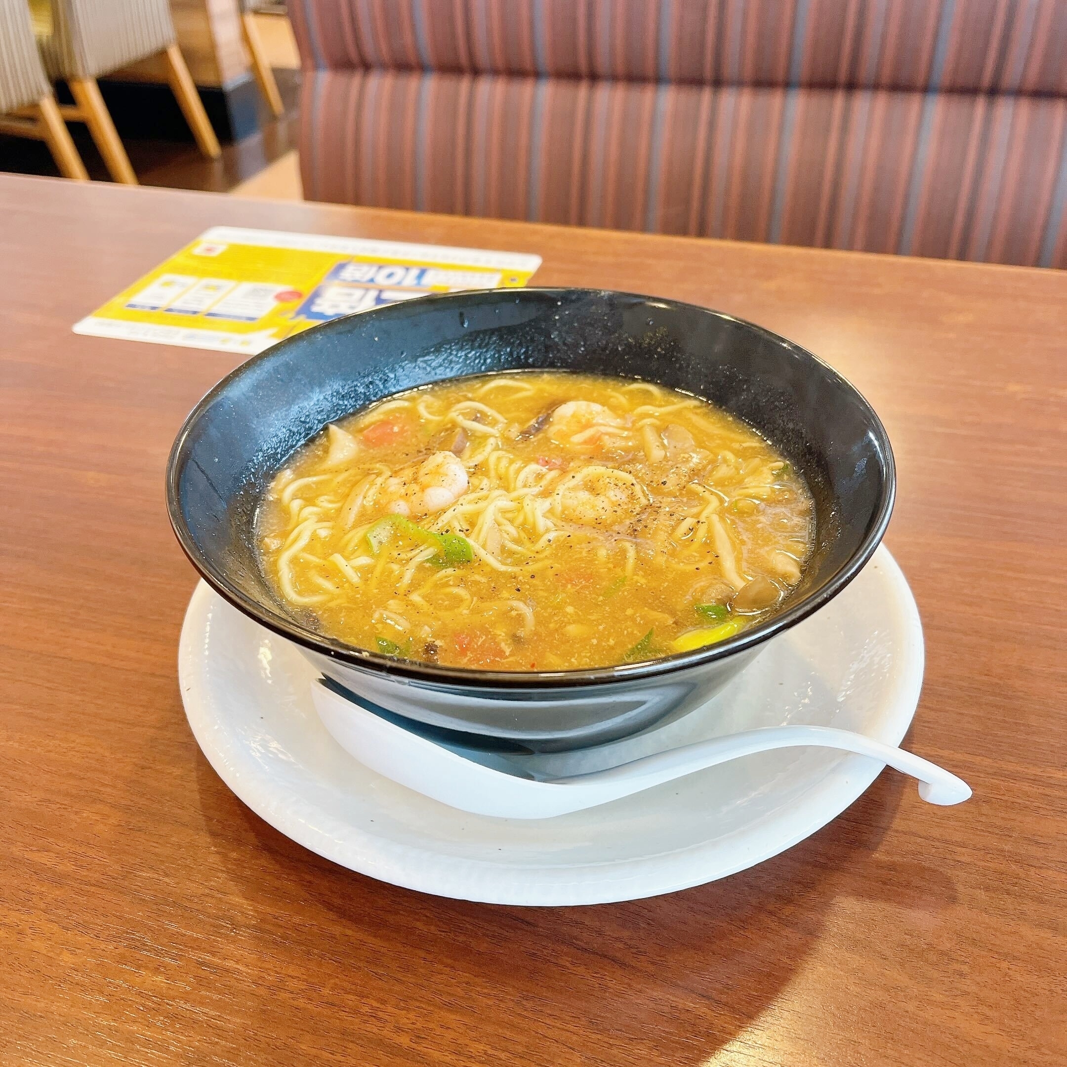 ガストのオススメのメニュー「黒酢香る海老酸辣湯麺」