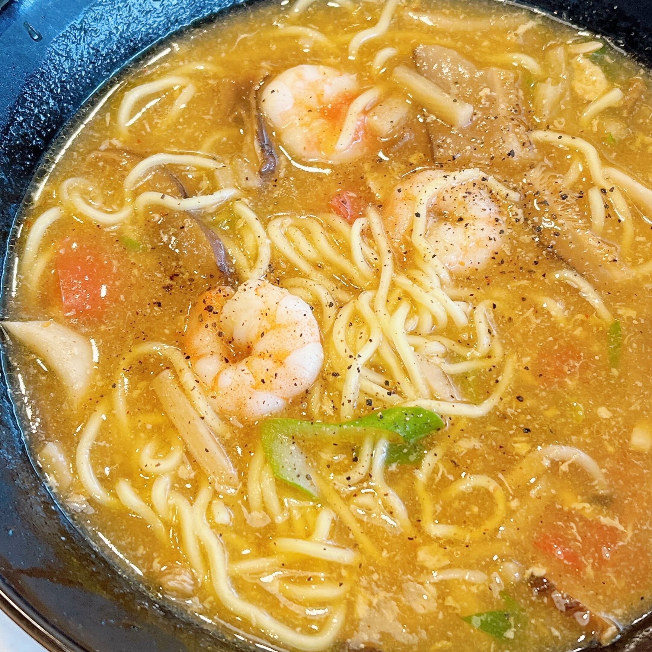 ガストのオススメのメニュー「黒酢香る海老酸辣湯麺」