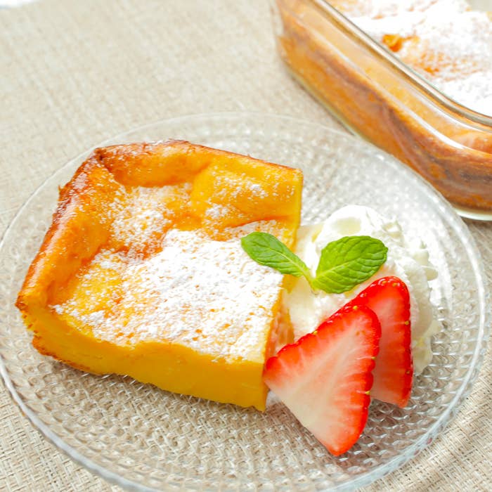 皿に盛られたケーキと苺、生クリームが添えられています。