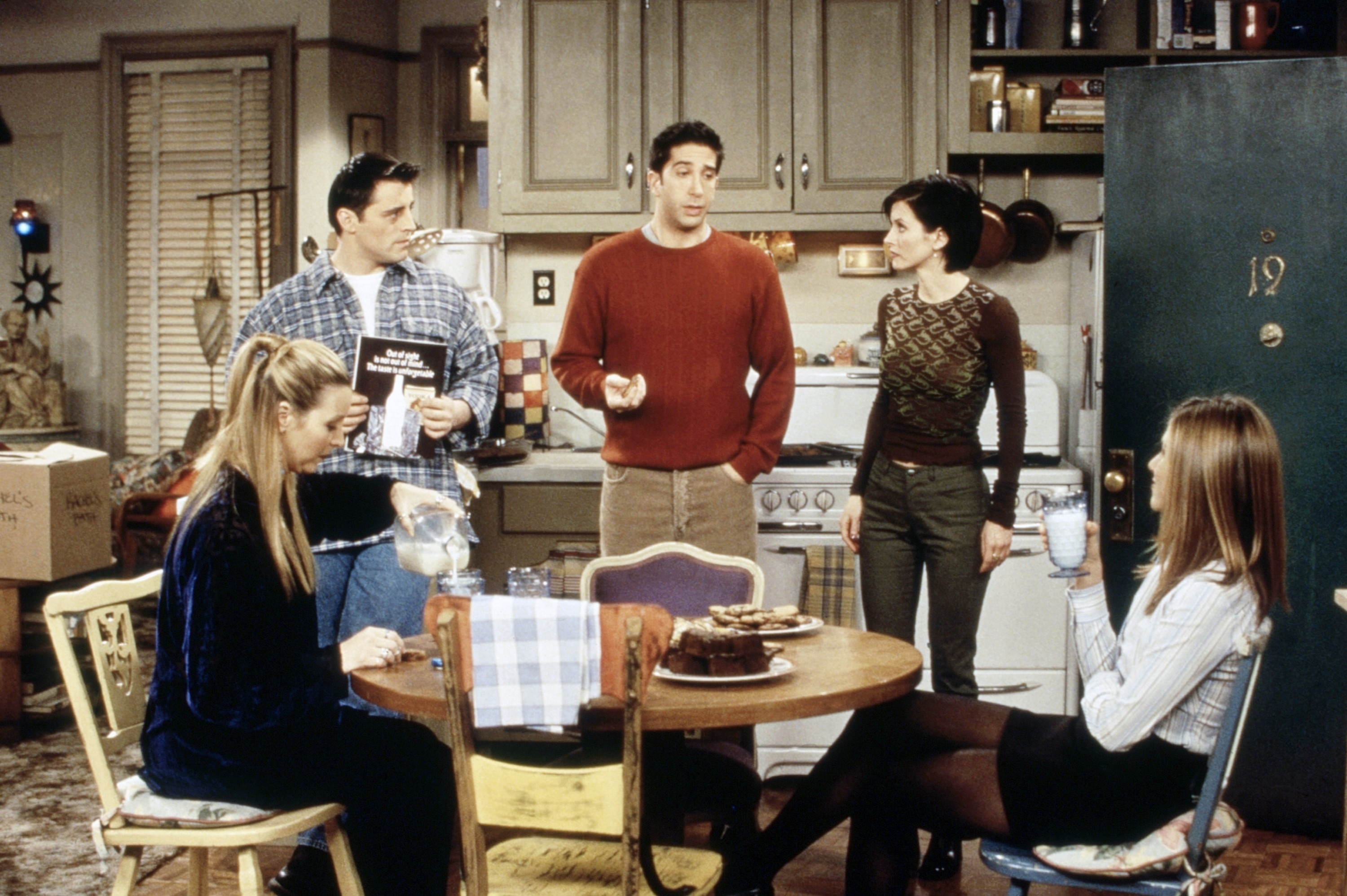 Four Friends cast members in Monica&#x27;s kitchen having a discussion