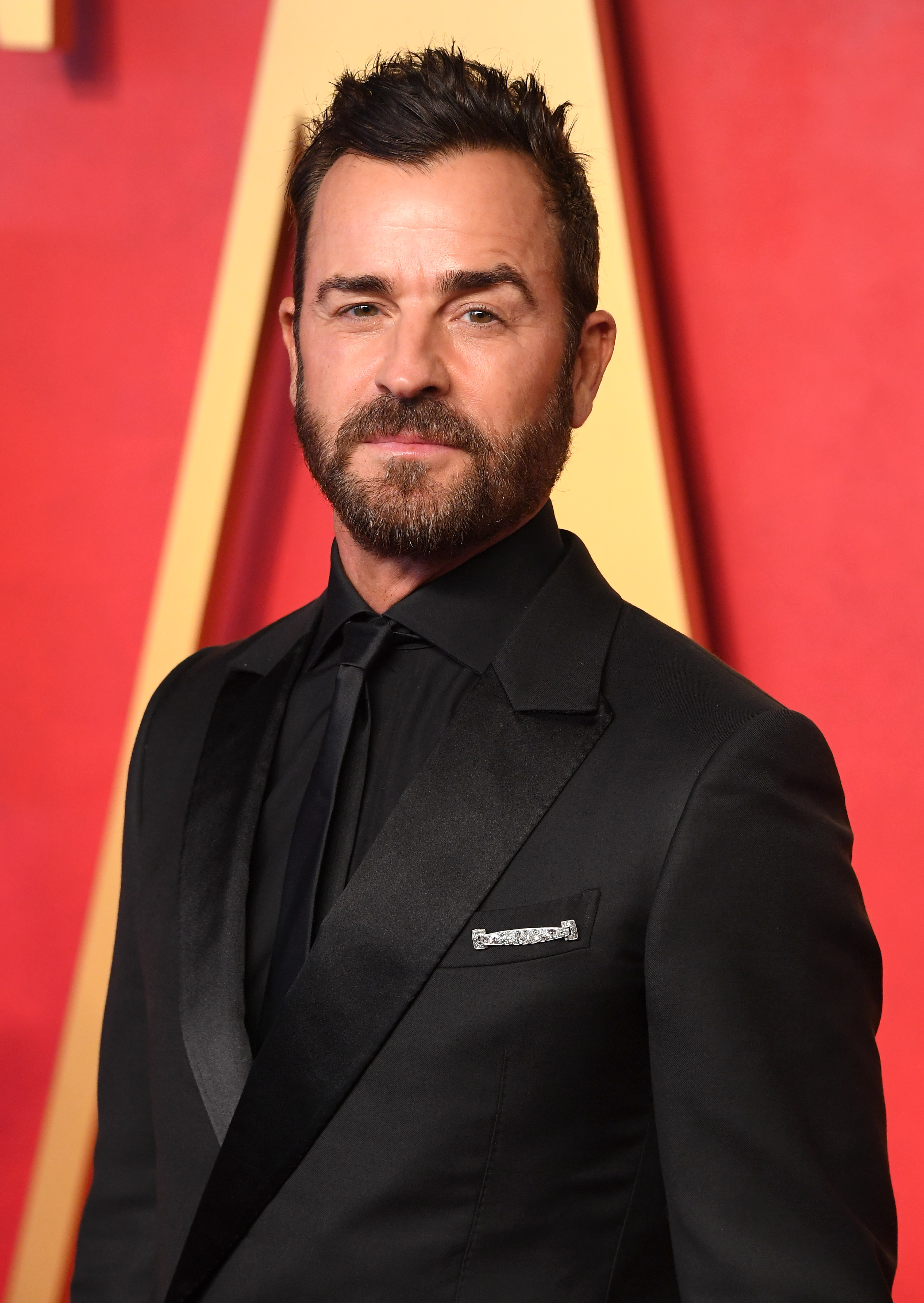 Closeup of Justin Theroux in a suit on the red carpet