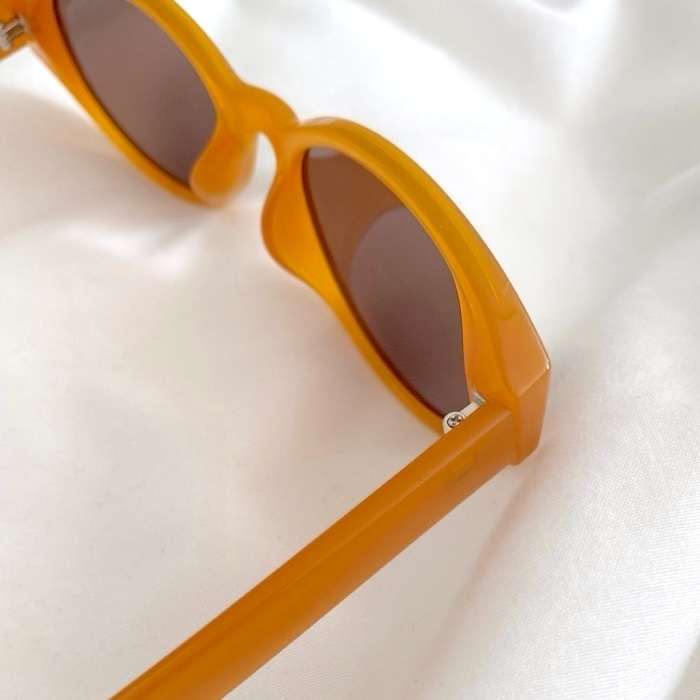 ユニクロのおすすめアイテム「オーバルキャットサングラス」