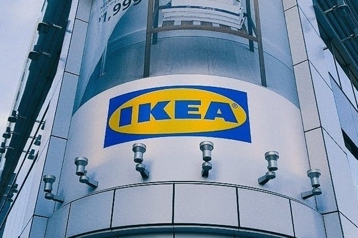 IKEAの看板がある建物の外観。