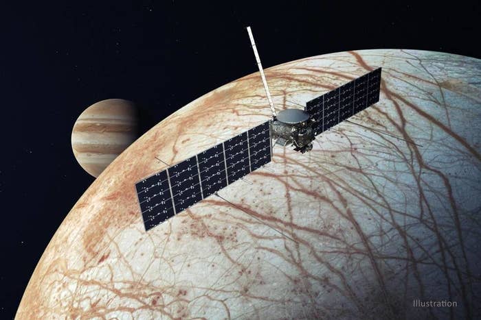 木星の衛星エウロパに接近する宇宙探査機「エウロパ・クリッパー」の想像図