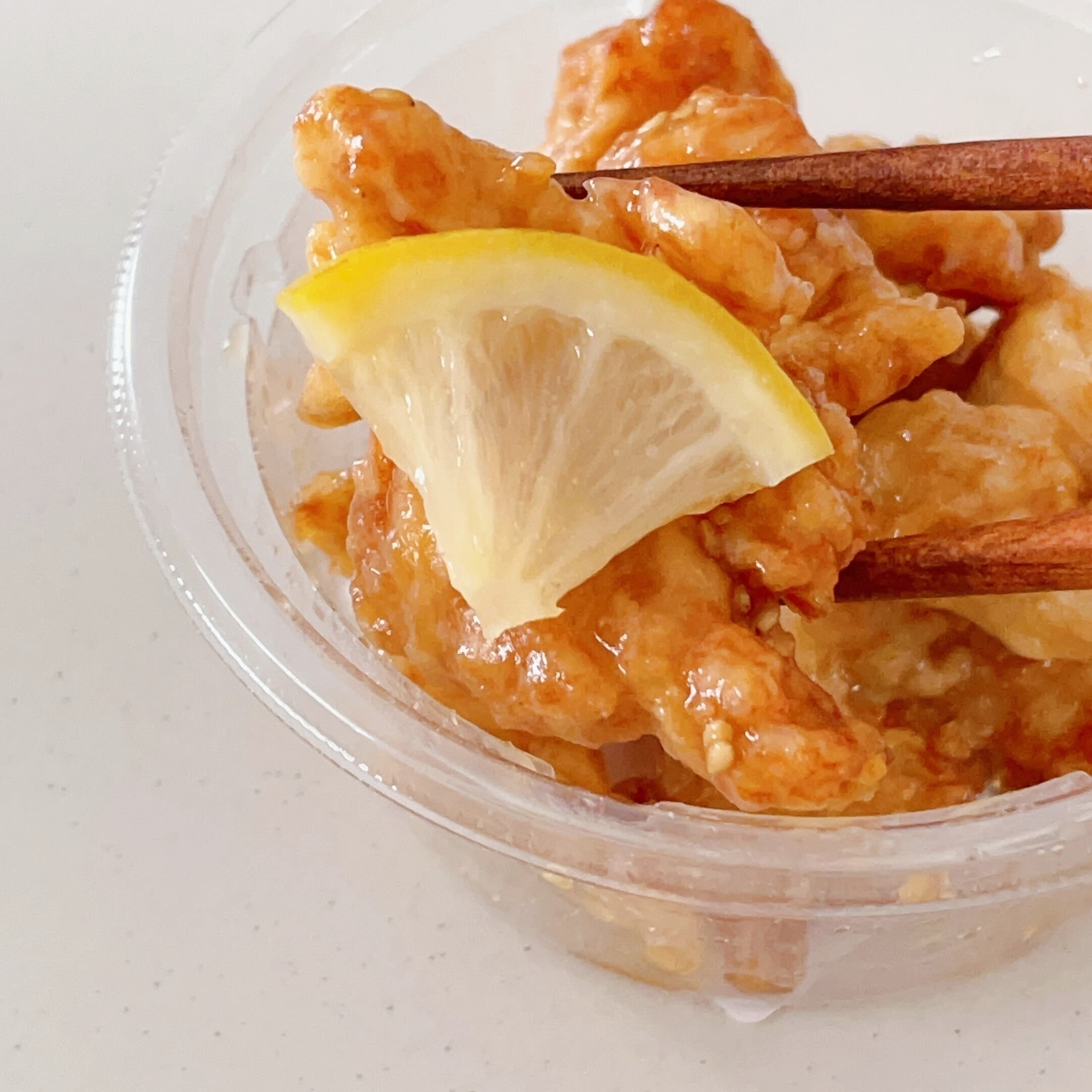 セブンイレブンのオススメのフード「冷製仕立ての揚げささみのレモンソース和え」