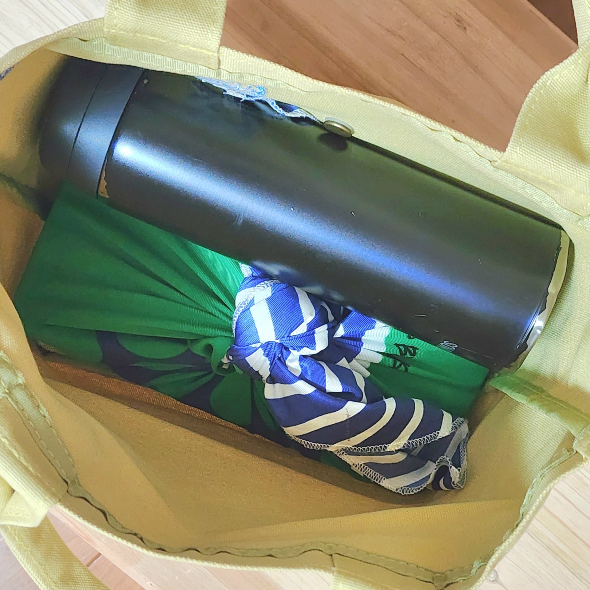 Tully's Coffee(タリーズコーヒー)のおすすめ雑貨「鳥獣戯画ポケットトートバッグ(若菜色)」