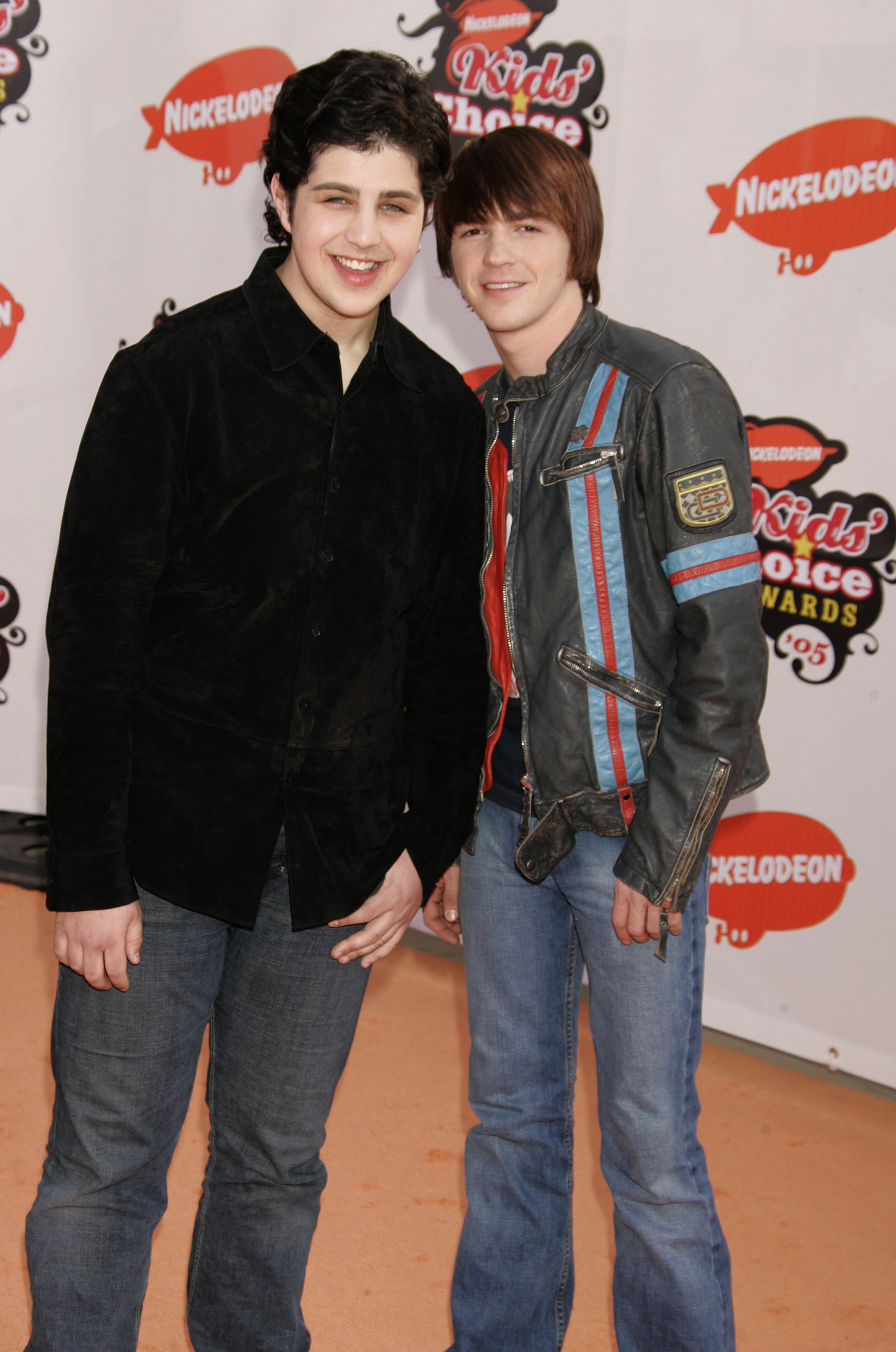 Josh Peck and Drake Bell posing together at the Nickelodeon Kids&#x27; Choice Awards