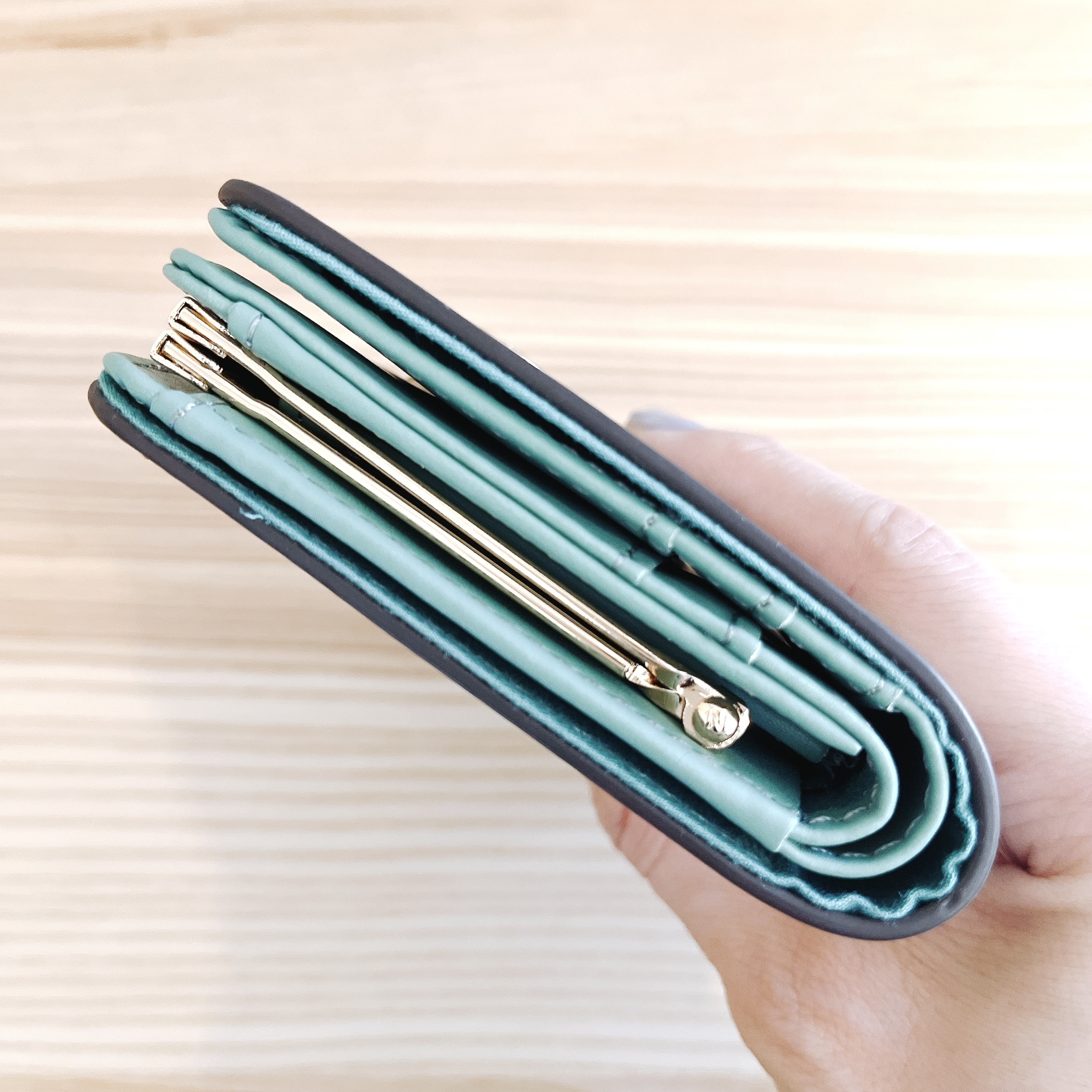 しまむらのおすすめ小物「防汚 二つ折りガマ財布」