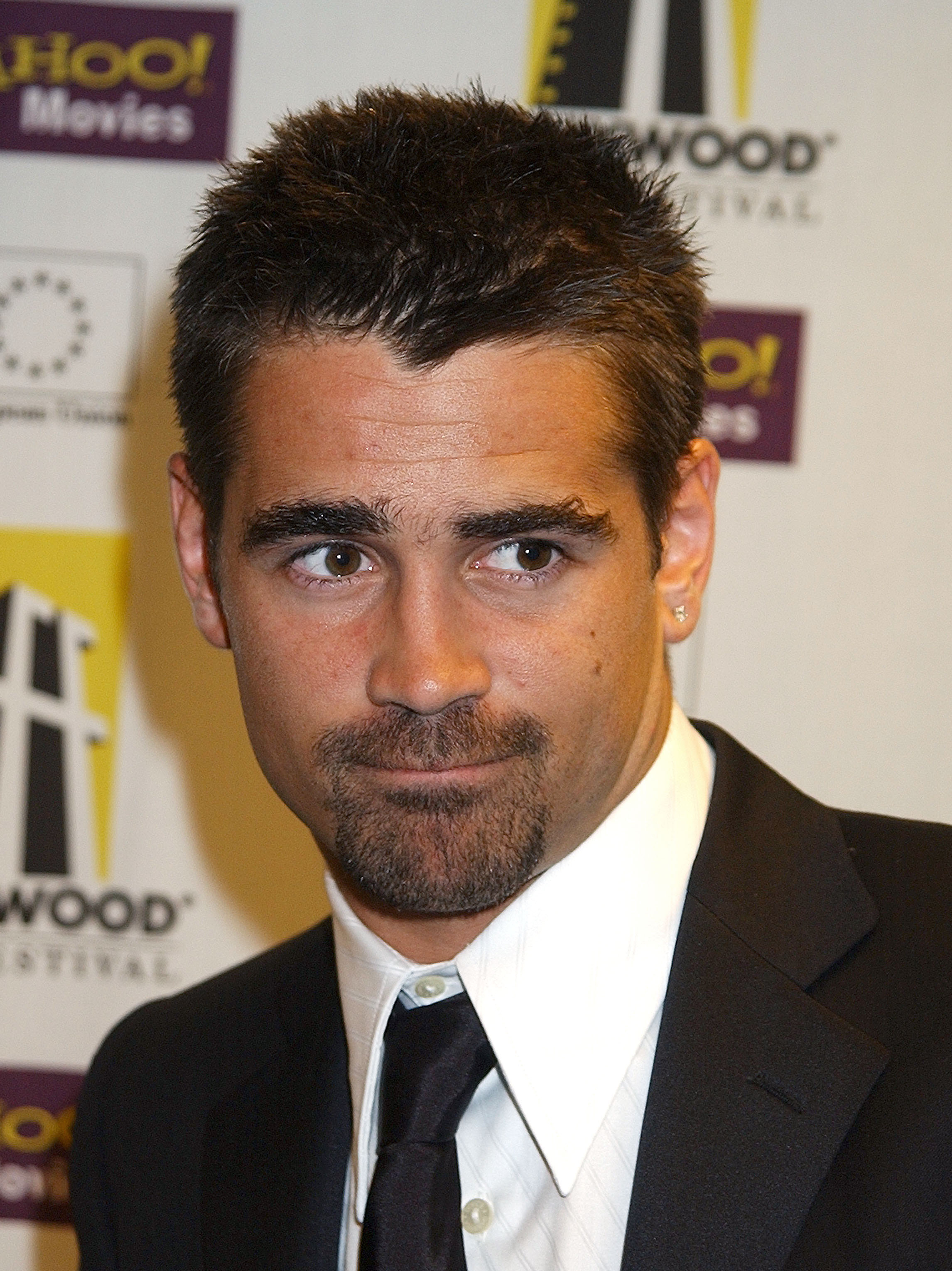 Colin Farrell in 2002 in a suit and tie on the red carpet