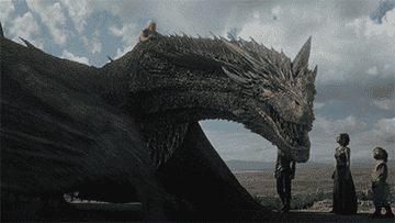 Personaje de Daenerys Targaryen en un dragón con otros personajes mirando en &quot;Juego de Tronos&quot;
