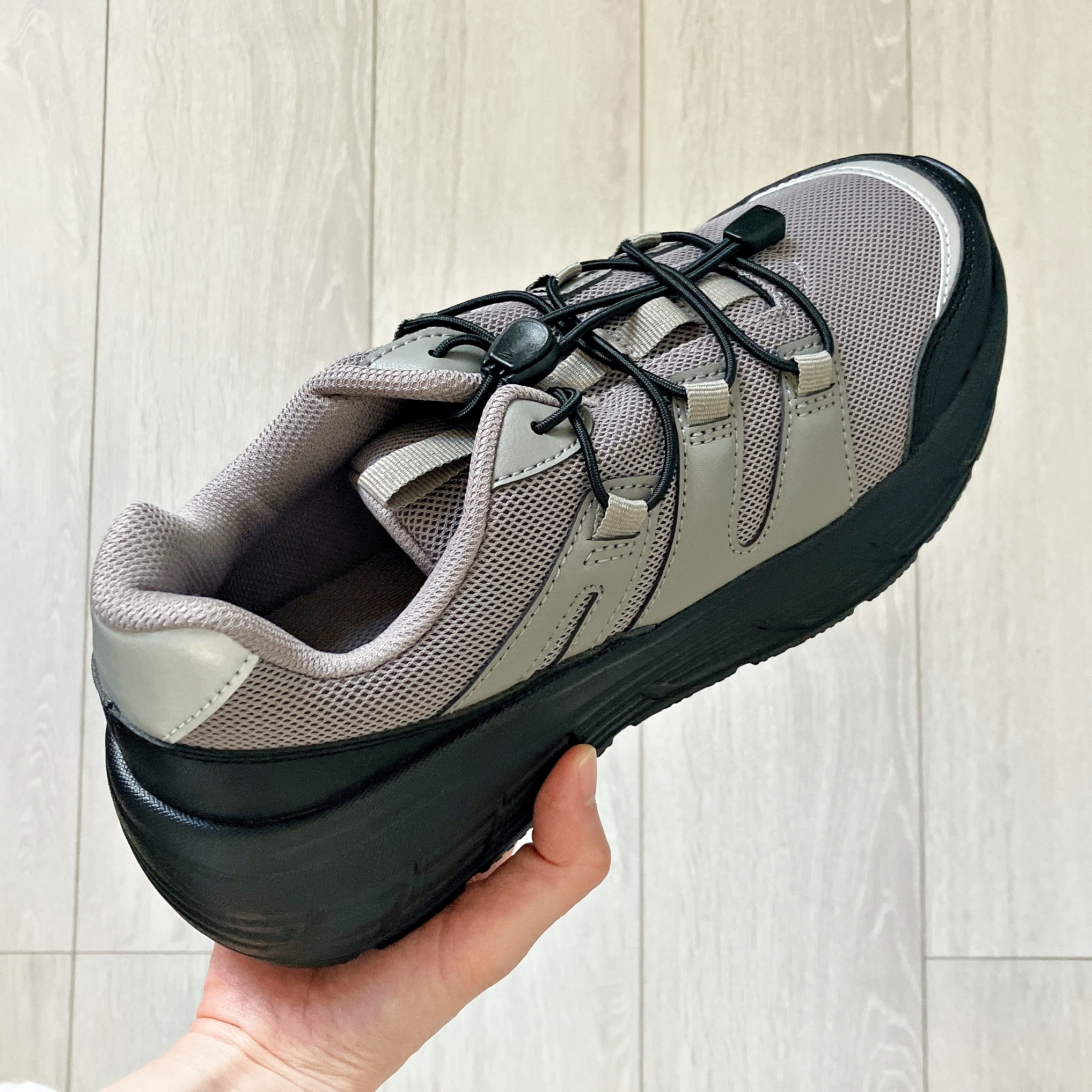 GU（ジーユー）のおすすめスニーカー「ボリュームソールトレイルスニーカー+E」