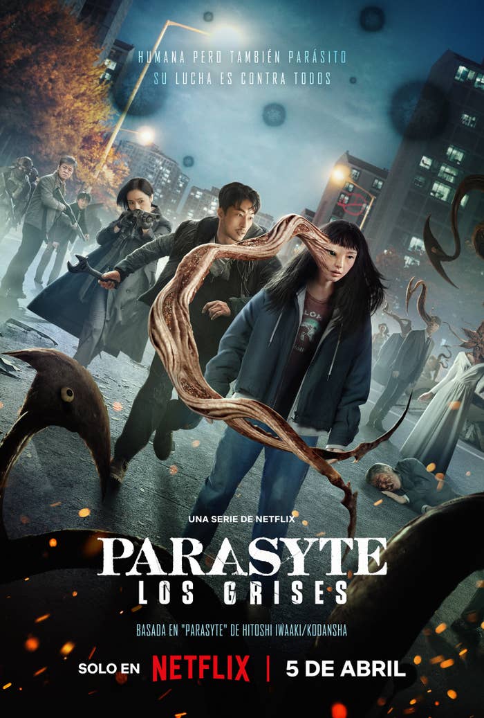 Póster de &quot;Parasyte&quot; con personajes mirando al frente y tentáculos monstruosos, texto promocional y fecha de lanzamiento