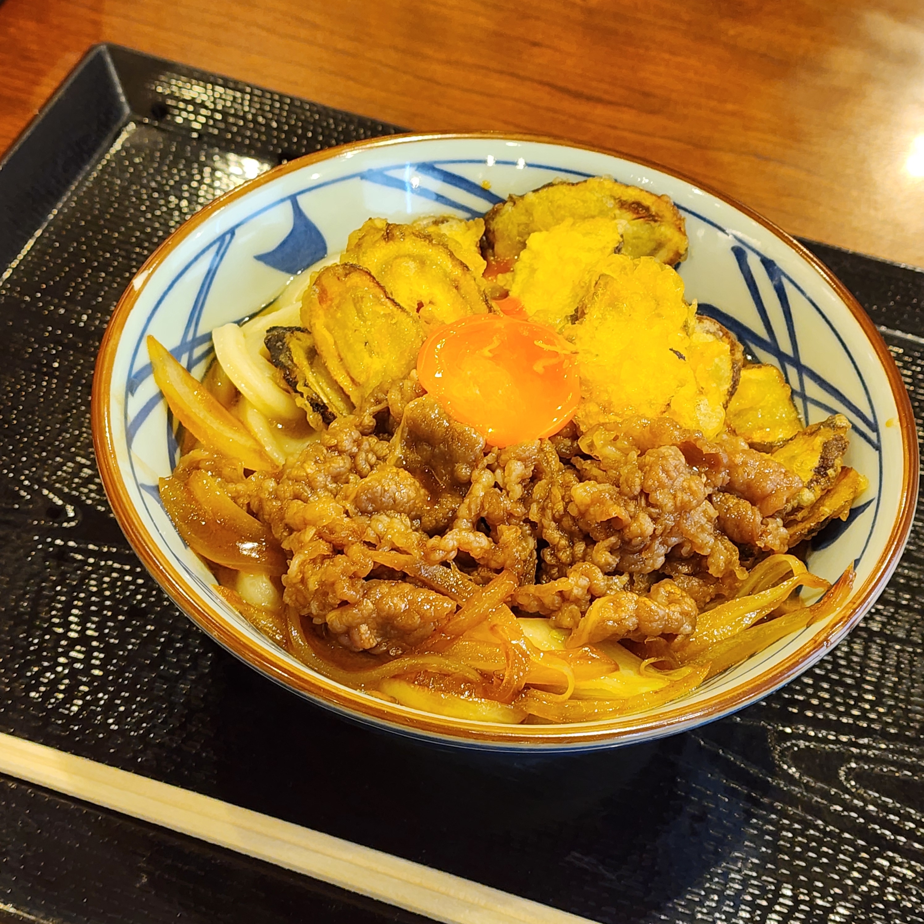 丸亀製麺のおすすめフード「焼きたて牛すきごぼ天ぶっかけうどん」