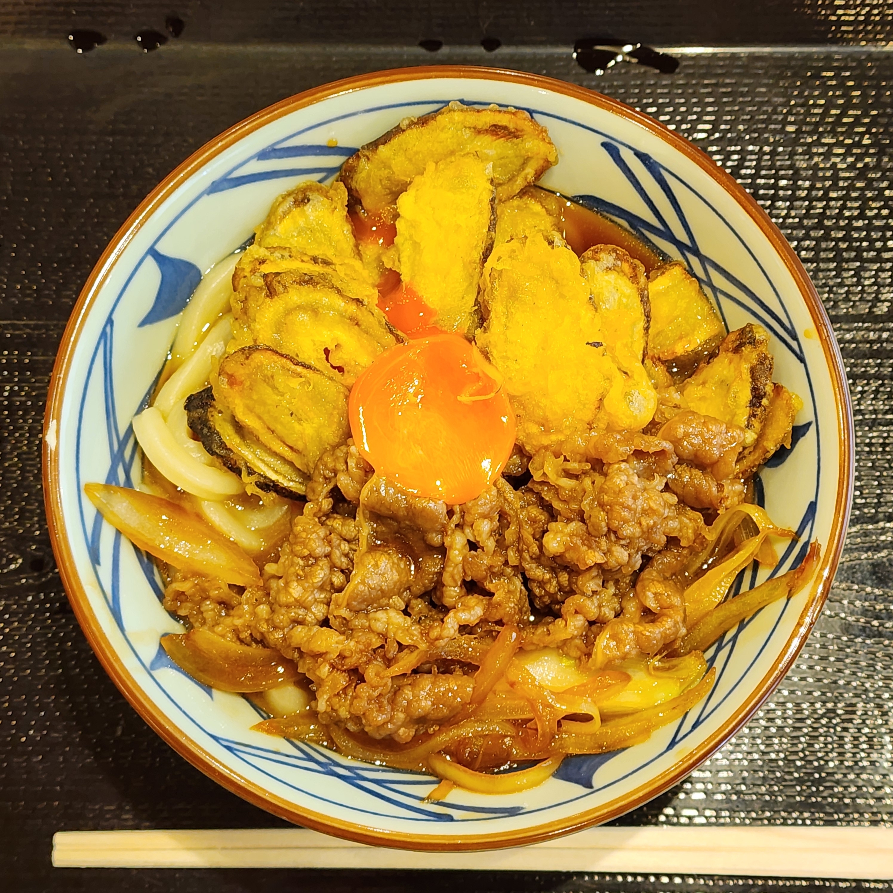 丸亀製麺のおすすめフード「焼きたて牛すきごぼ天ぶっかけうどん」