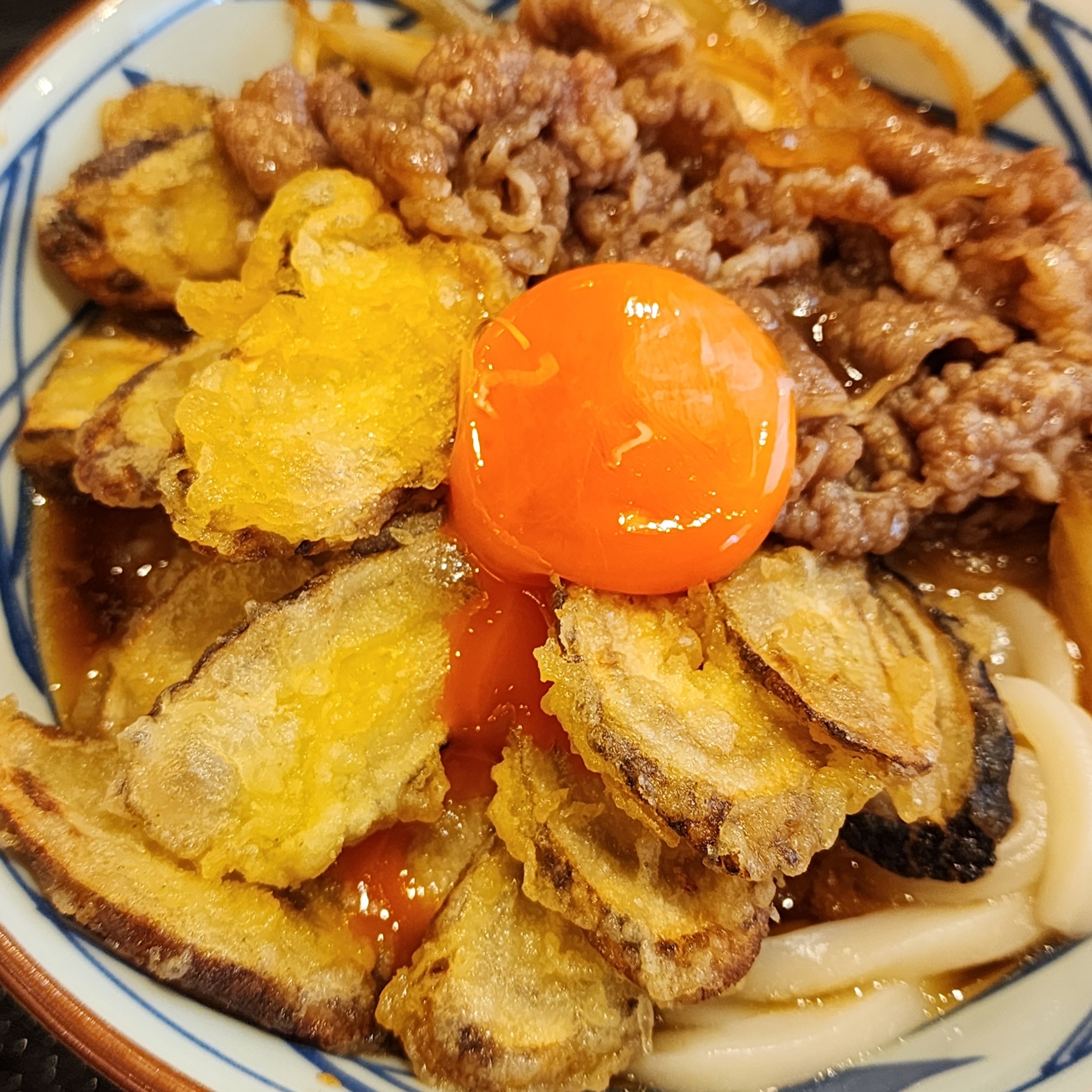 丸亀製麺のおすすめフード「焼きたて牛すきごぼ天ぶっかけうどん」