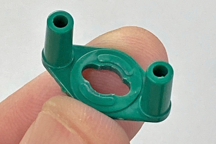 手に持たれた緑のプラスチック製品。