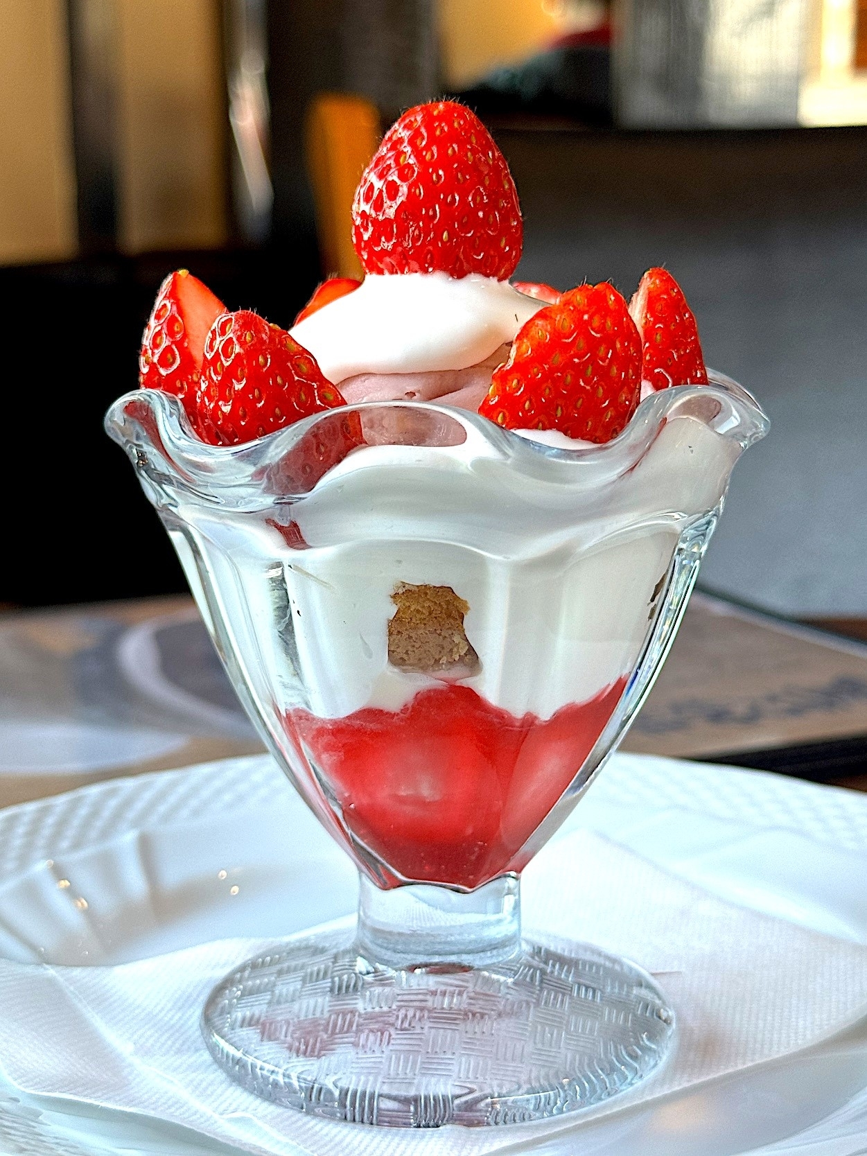 星乃珈琲店のおすすめスイーツ「苺のショートケーキパフェ」