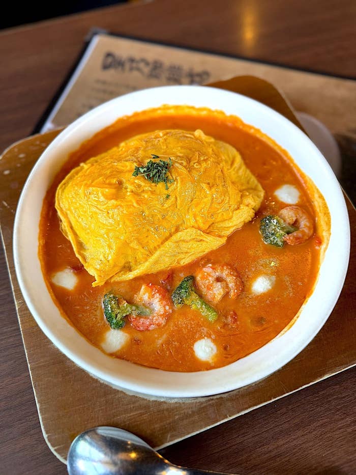 星乃珈琲店のおすすめフード「海老とモッツァレラチーズのトマトクリームオムライスドリア」