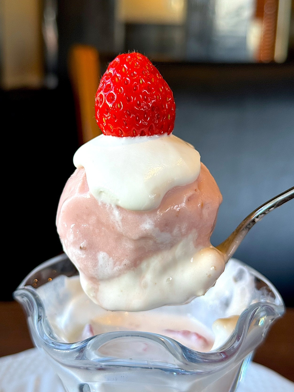 星乃珈琲店のおすすめスイーツ「苺のショートケーキパフェ」