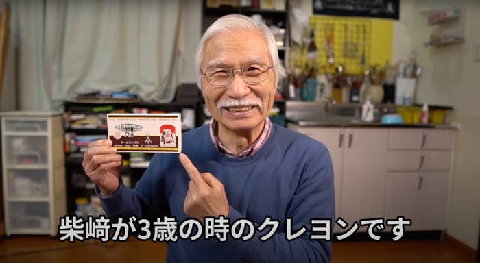 73年前のクレヨンを持つ柴崎春通さん（YouTubeより）