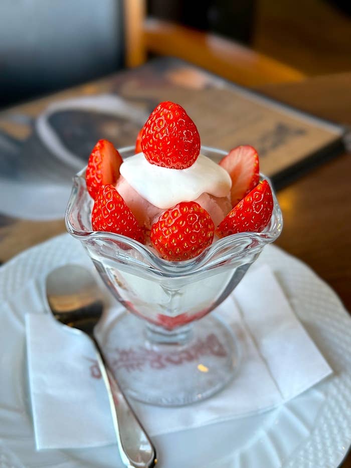 星乃珈琲店のおすすめスイーツ「苺のショートケーキパフェ」