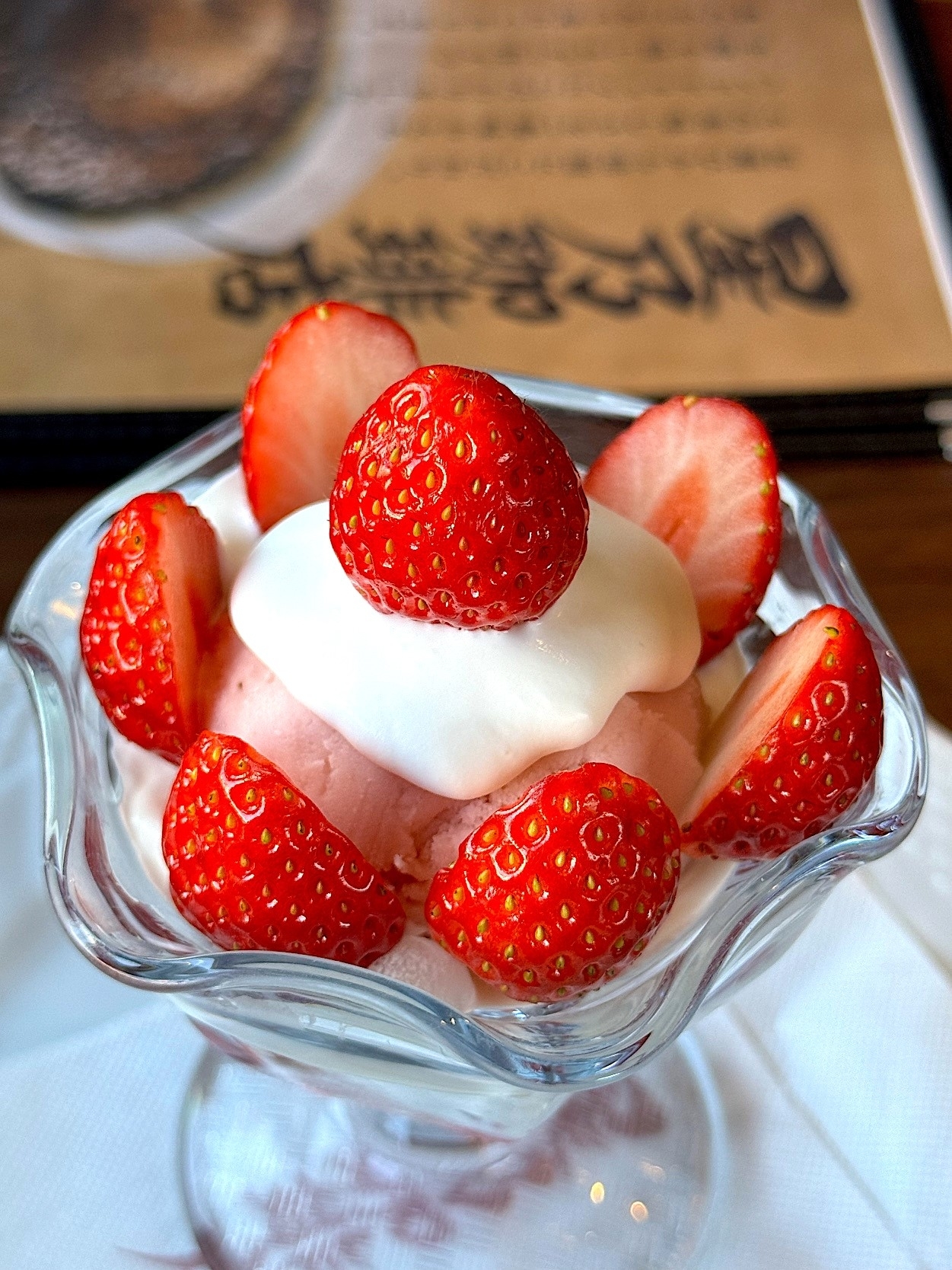 星乃珈琲店のおすすめスイーツ「苺のショートケーキパフェ」