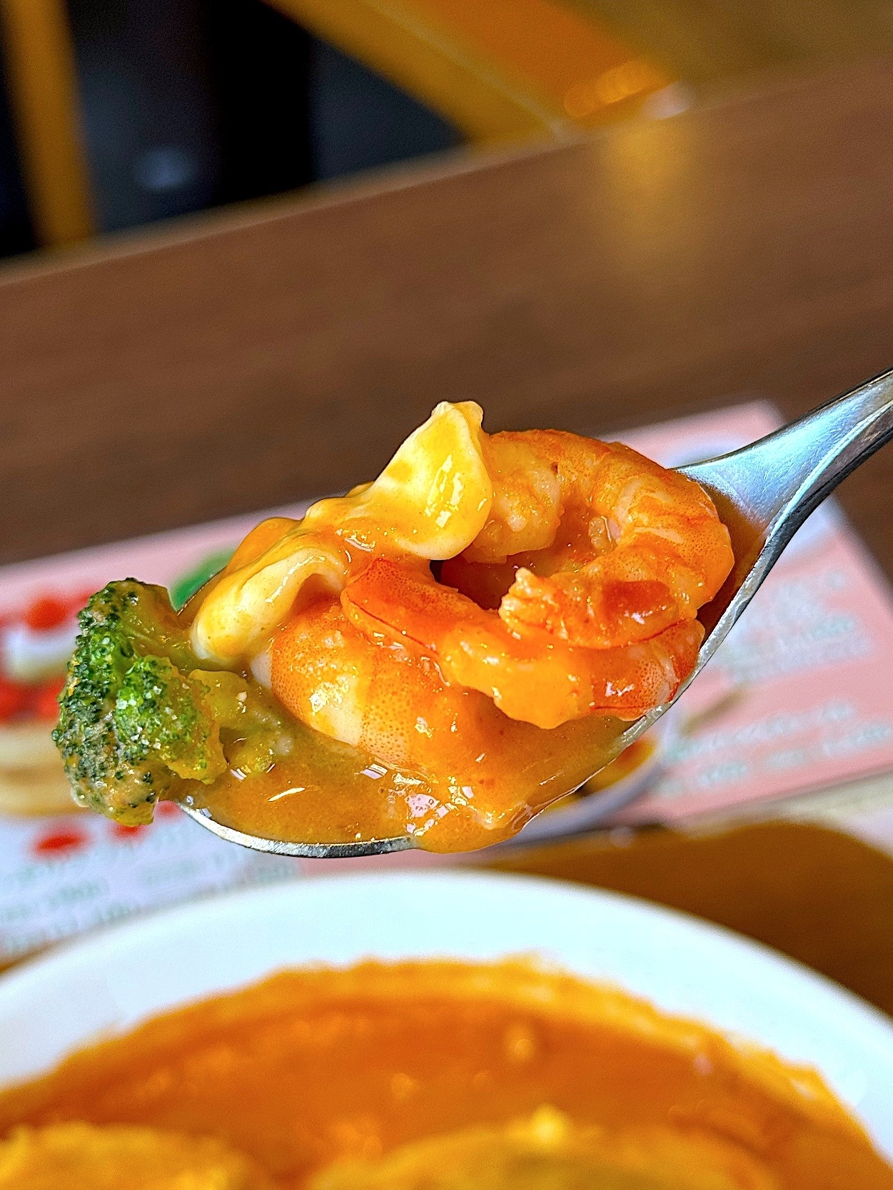 星乃珈琲店のおすすめフード「海老とモッツァレラチーズのトマトクリームオムライスドリア」