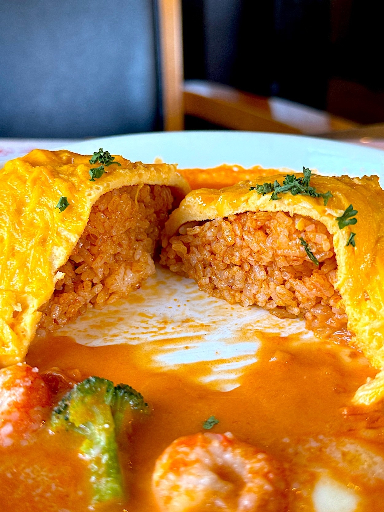 星乃珈琲店のおすすめフード「海老とモッツァレラチーズのトマトクリームオムライスドリア」