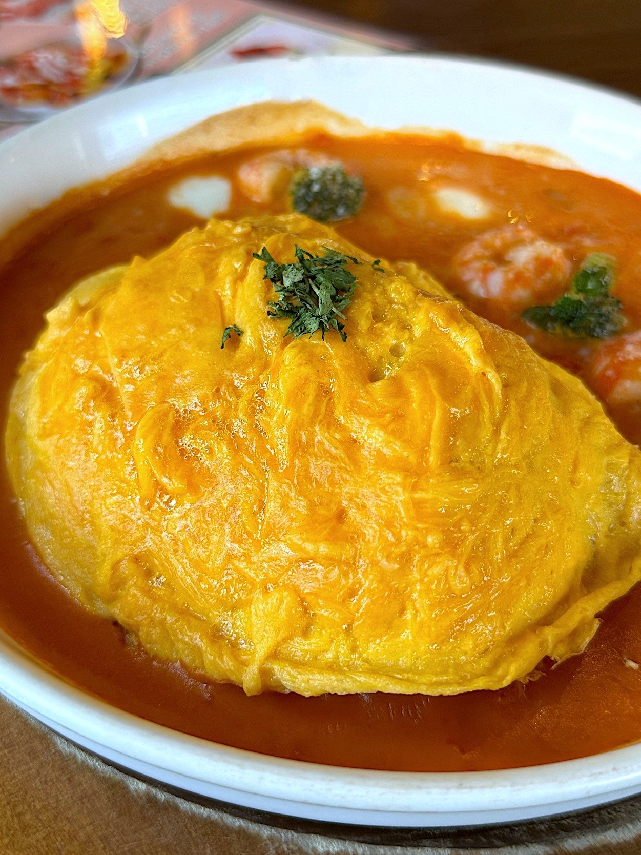 星乃珈琲店のおすすめフード「海老とモッツァレラチーズのトマトクリームオムライスドリア」