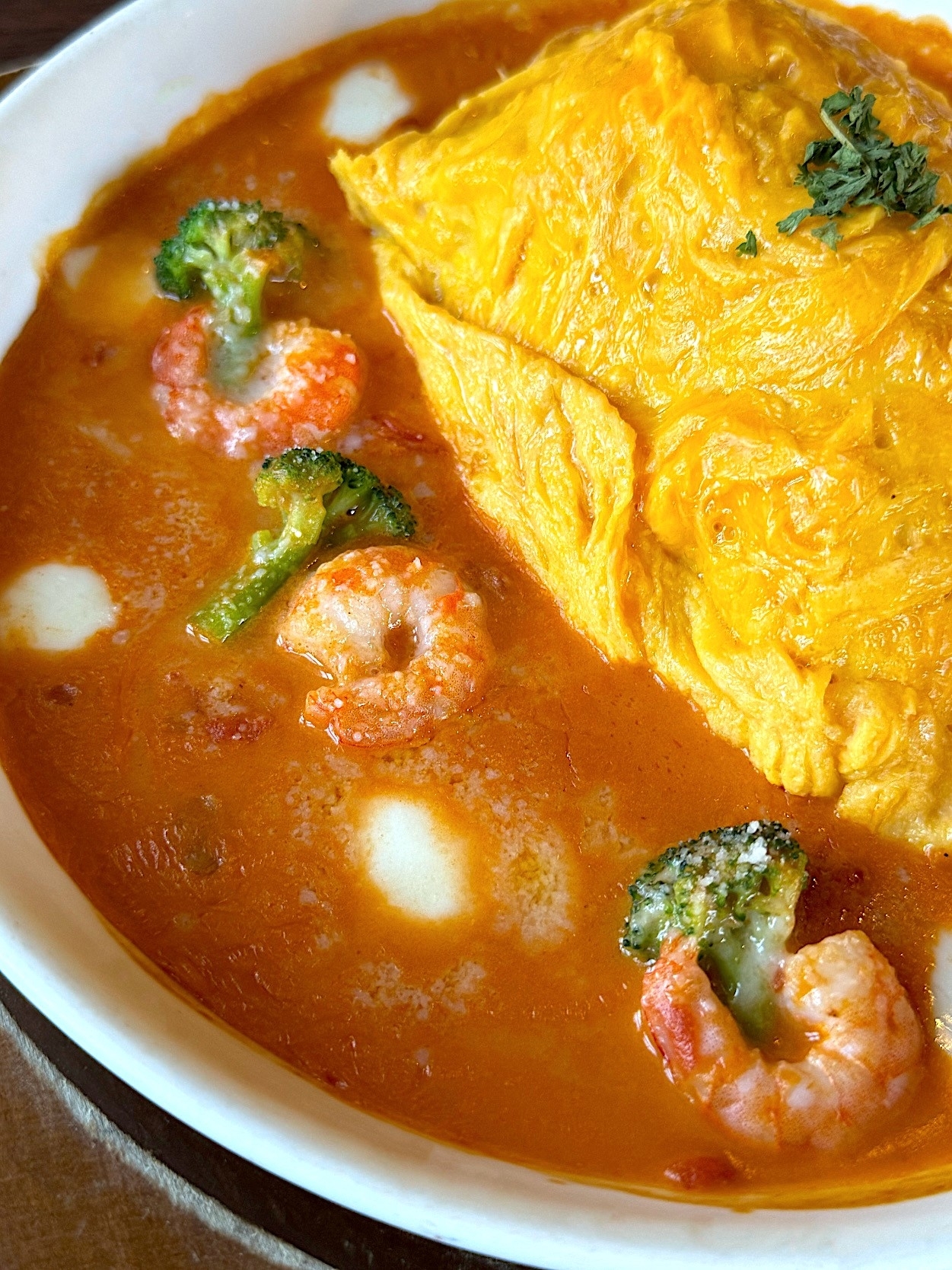 星乃珈琲店のおすすめフード「海老とモッツァレラチーズのトマトクリームオムライスドリア」