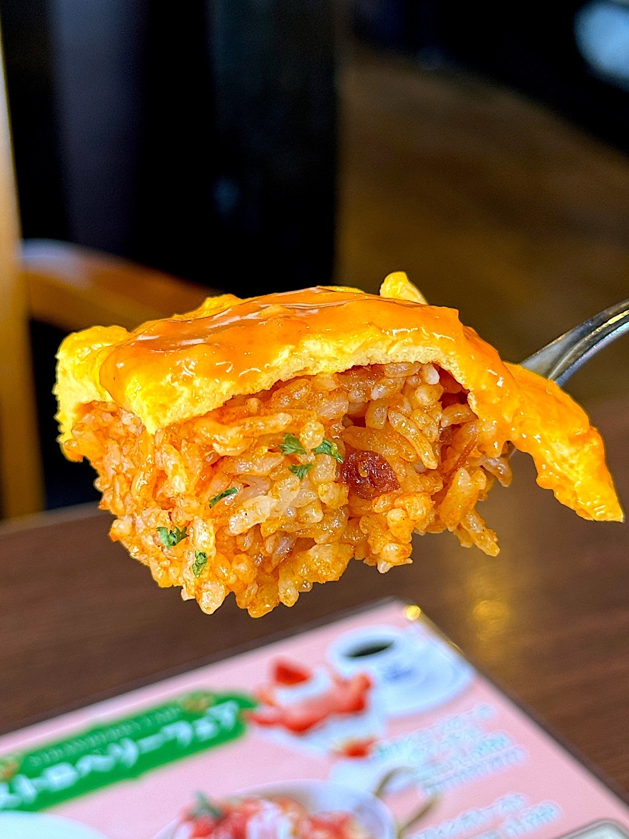 星乃珈琲店のおすすめフード「海老とモッツァレラチーズのトマトクリームオムライスドリア」