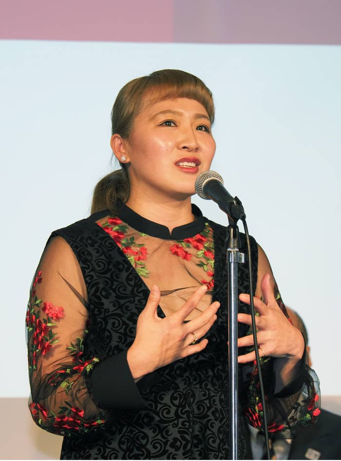 黒いドレスを着た丸山桂里奈さん