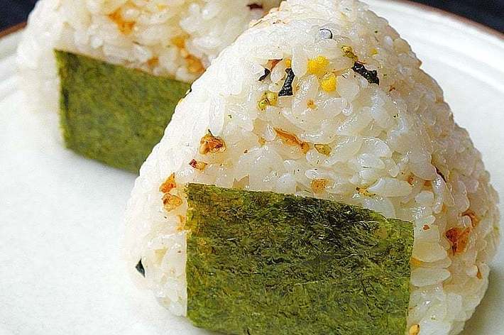 おにぎり二個が皿の上にあります。