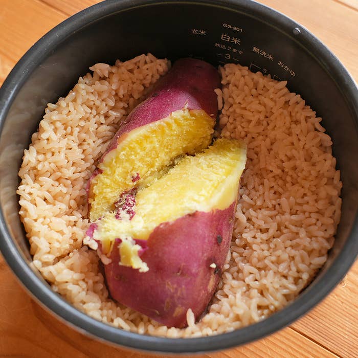 炊飯器に入ったご飯とさつまいも。