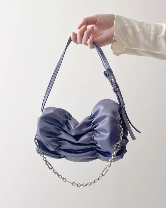 ZARAのオススメバッグ「ギャザーディテール サテン ショルダーバッグ」