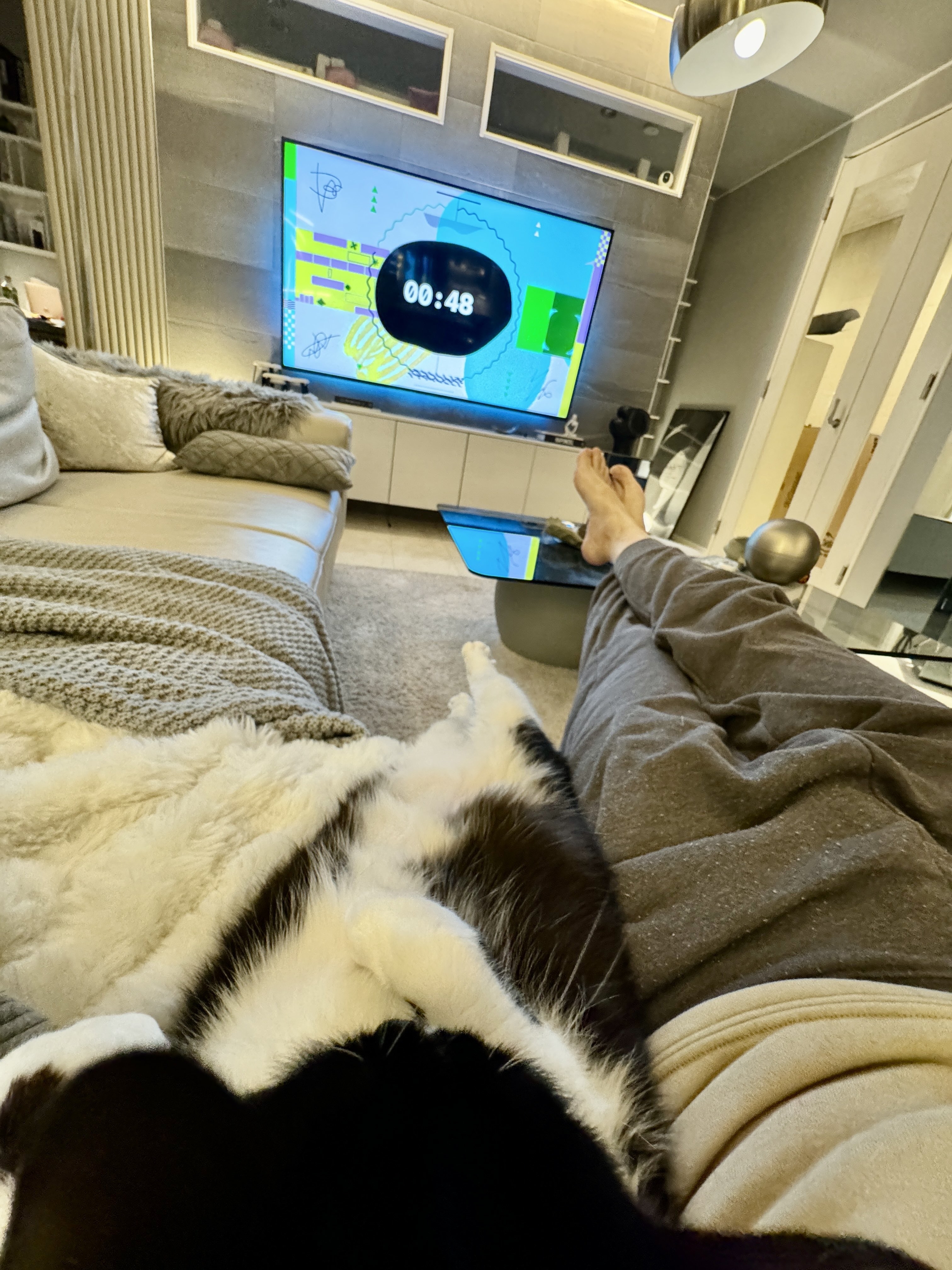 ソファの上で足を組んでくつろぐ響介さん(写真右)とリュックくん(写真左)。