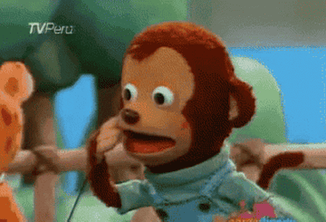 Marioneta de peluche de mono con ropa de tela en un programa infantil