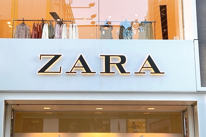 ZARAの店舗入口、マネキンと服が展示されているウィンドウディスプレイが見える