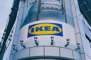 IKEAのロゴが掲げられた店舗の外観。