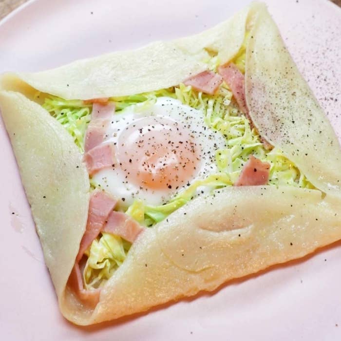 目玉焼き、ベーコン、春キャベツが入ったガレットです。