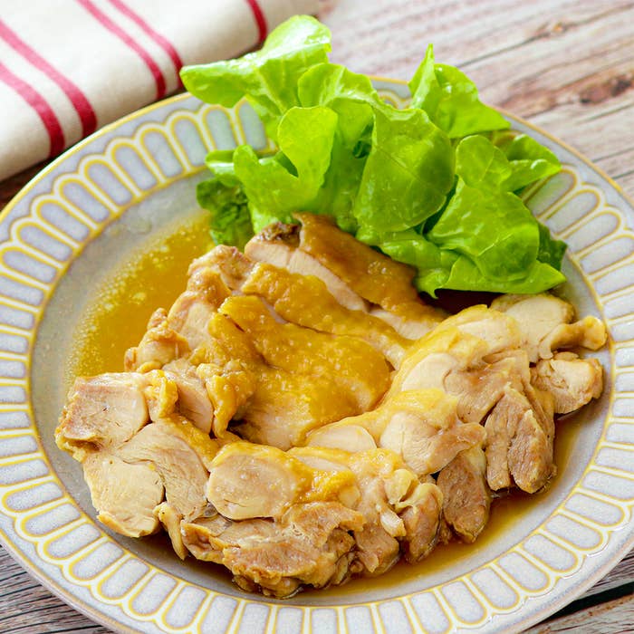 皿に盛られたチキンのローストとレタス